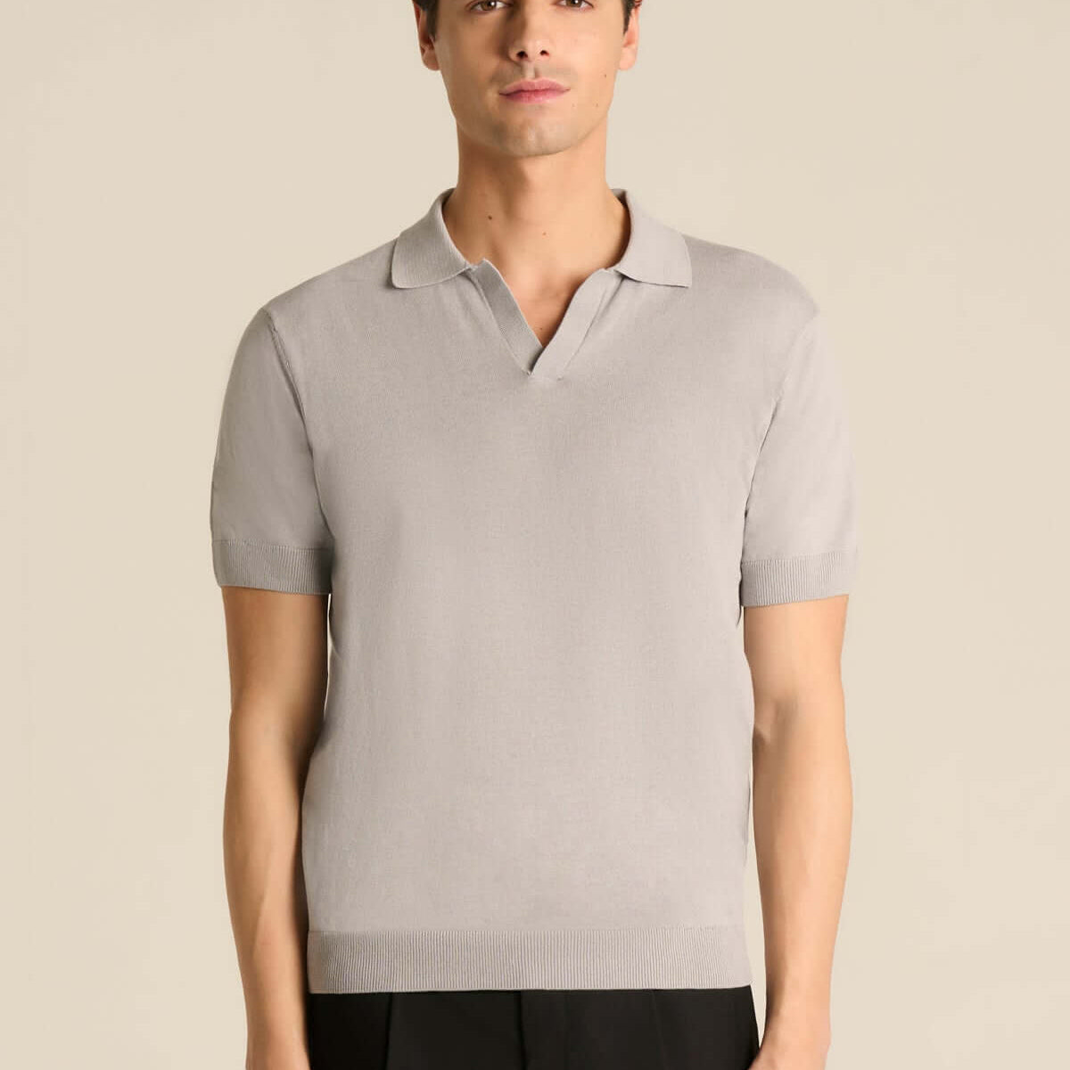 Polo scollo a V grigio
