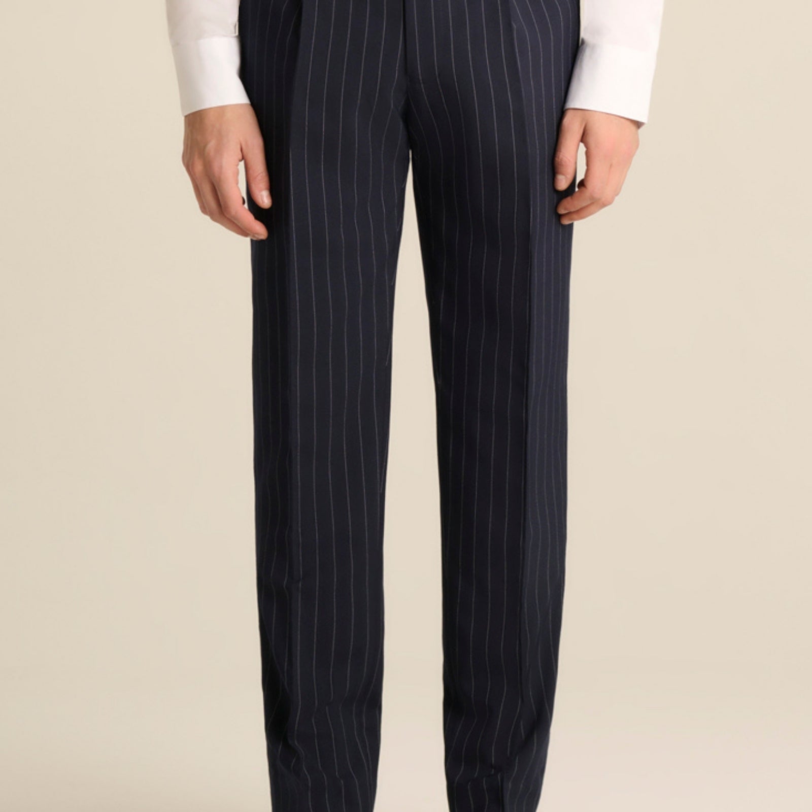 Pantaloni con pince in gessato blu