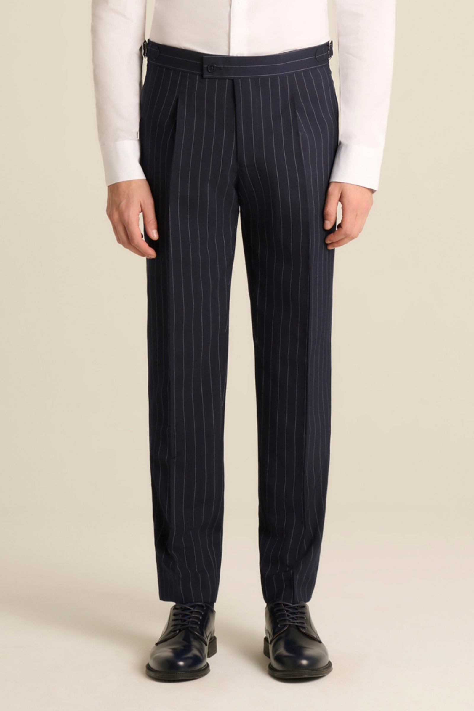 Pantaloni con pince in gessato blu